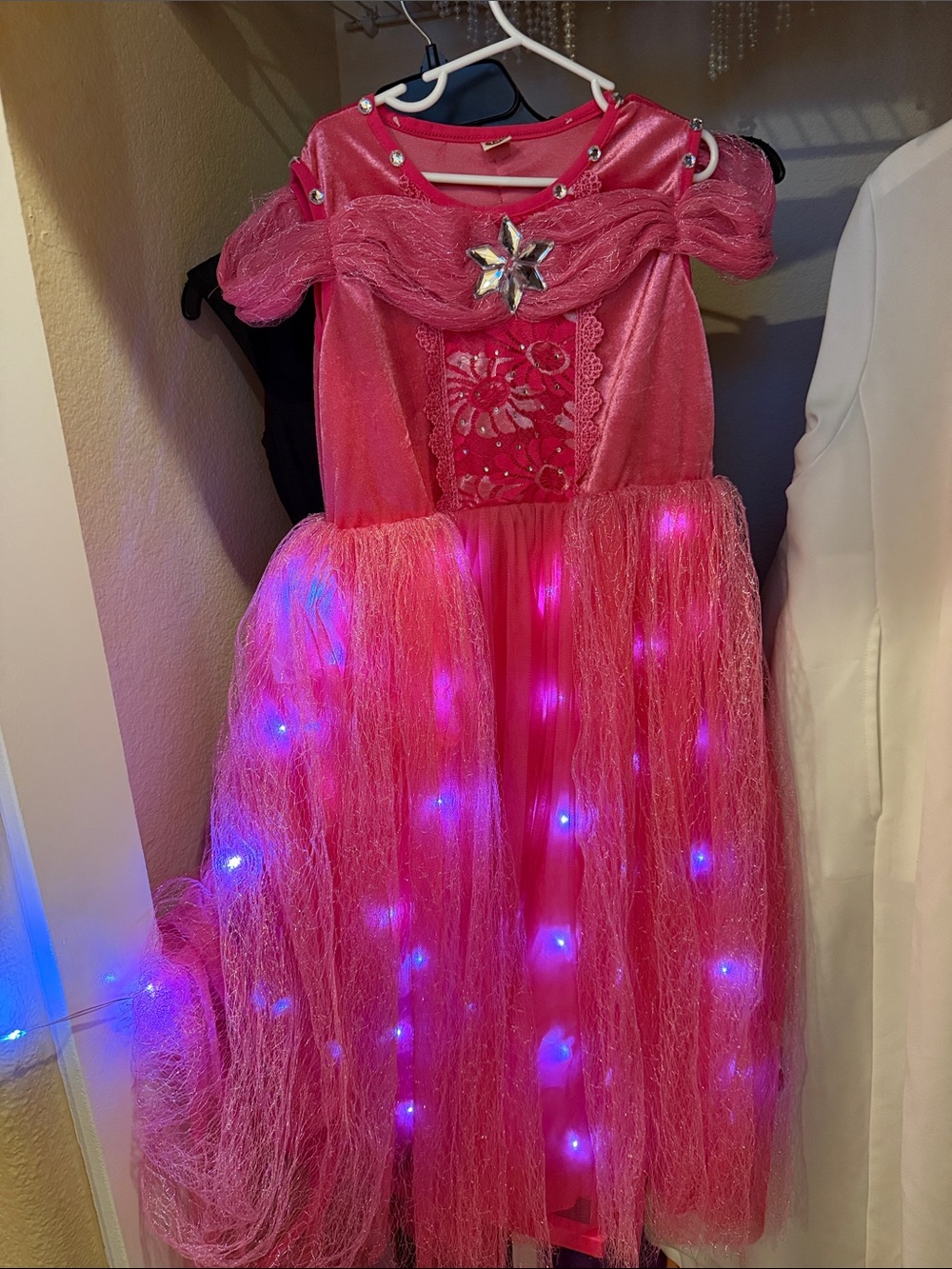 Disney Pink Light-Up Princess Gown with Star Brooch i don’t know the brand!!!